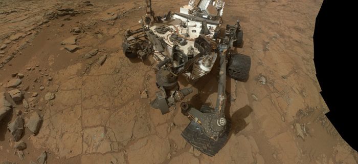 L'équipe scientifique (mission spatiale Curiosity) a déterminé que le cours d'eau devait couler sur plusieurs kilomètres à une vitesse comprise entre 0,2 et 0.75 mètre par seconde