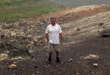 Christophe Grenier sur l‘Alcedo, un volcan de l’île d’Isabela aux Galápagos en 2011. Le géographe a évalué ici la pertinence de l’ouverture d’un site de visite écotouristique. © Christophe Grenier