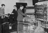 Alan Turing devant son prototype ACE