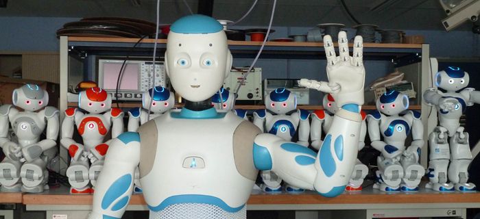 Roméo (le grand) et Nao (les petits) sont des robots humanoïdes développés par la société Aldebaran pour l'enseignement, la recherche et des interactions ludiques © IRCCyN