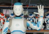 Roméo (le grand) et Nao (les petits) sont des robots humanoïdes développés par la société Aldebaran pour l'enseignement, la recherche et des interactions ludiques © IRCCyN